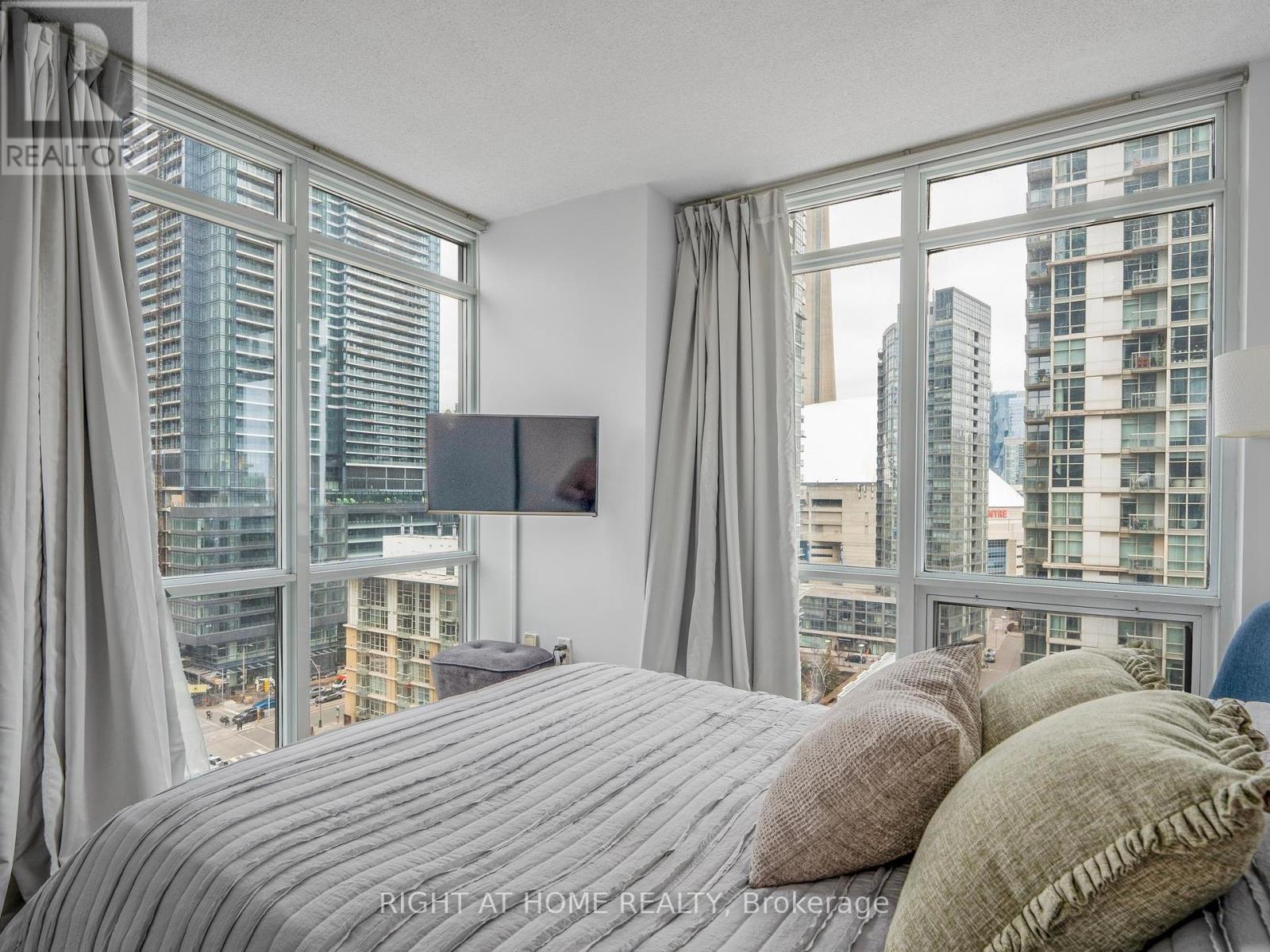 












1706 - 11 BRUNEL COURT

,
Toronto (Waterfront Communities),




Ontario
M5V3Y3

