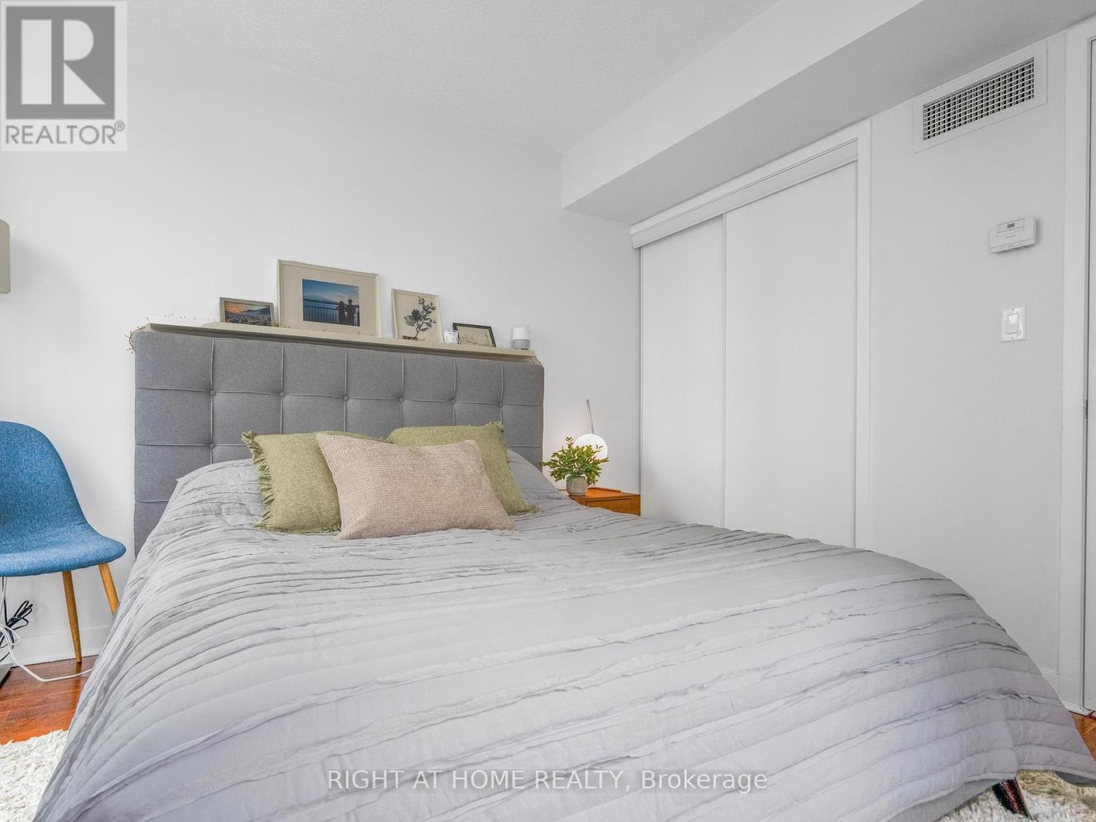 












1706 - 11 BRUNEL COURT

,
Toronto (Waterfront Communities),




Ontario
M5V3Y3

