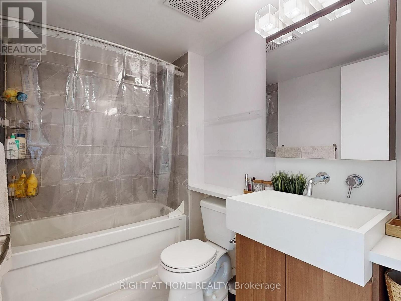 












1706 - 11 BRUNEL COURT

,
Toronto (Waterfront Communities),




Ontario
M5V3Y3


