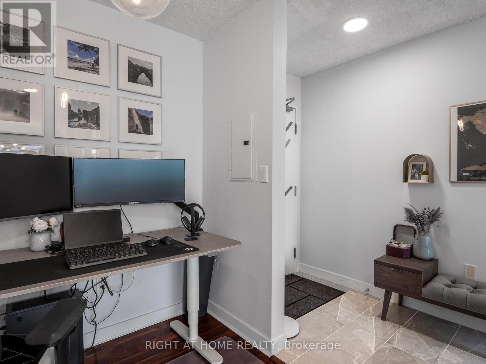 












1706 - 11 BRUNEL COURT

,
Toronto (Waterfront Communities),




Ontario
M5V3Y3

