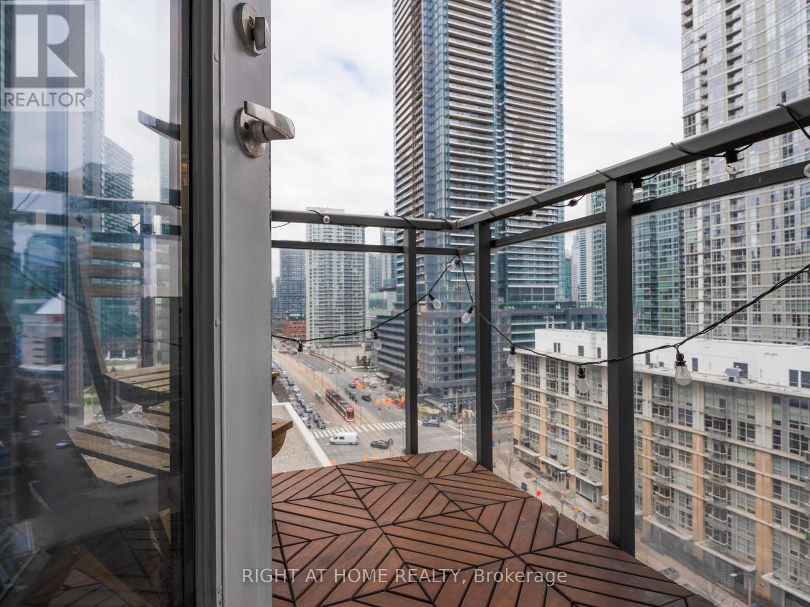 












1706 - 11 BRUNEL COURT

,
Toronto (Waterfront Communities),




Ontario
M5V3Y3

