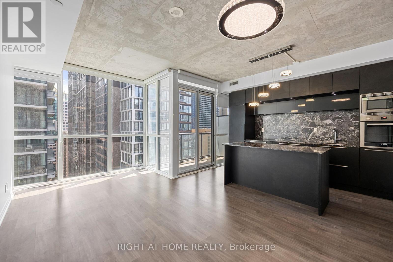 












2103 - 88 BLUE JAYS WAY

,
Toronto (Waterfront Communities),




Ontario
M5V2G3

