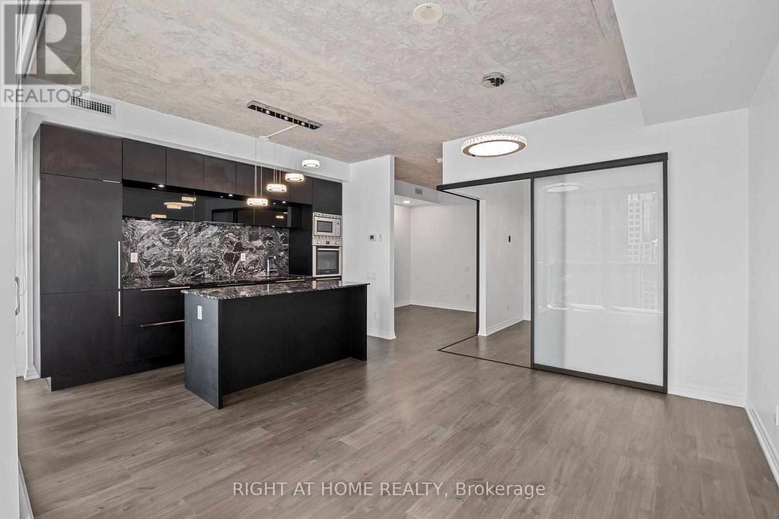 












2103 - 88 BLUE JAYS WAY

,
Toronto (Waterfront Communities),




Ontario
M5V2G3

