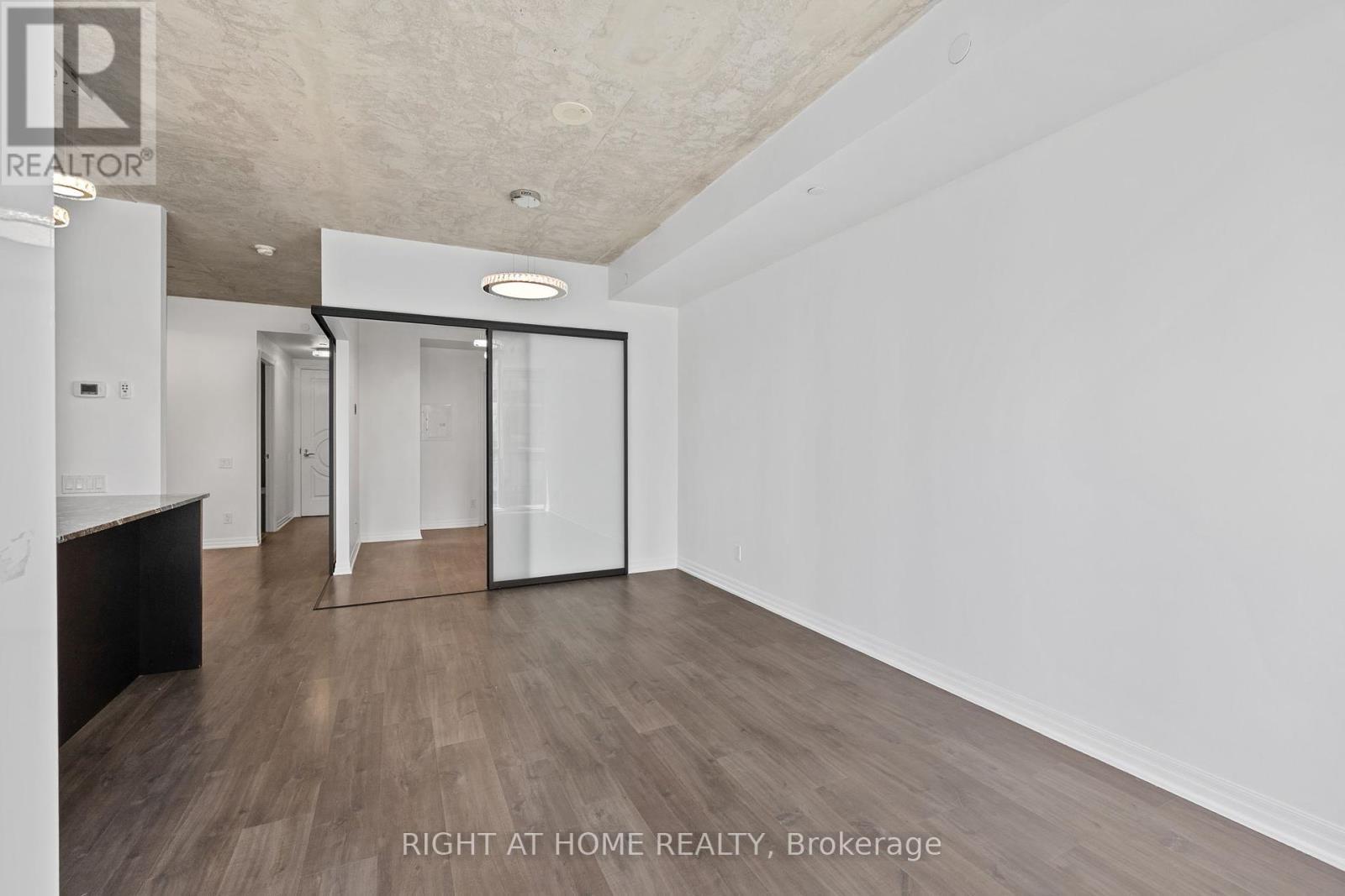 












2103 - 88 BLUE JAYS WAY

,
Toronto (Waterfront Communities),




Ontario
M5V2G3

