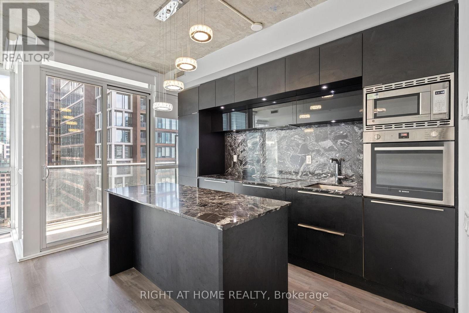 












2103 - 88 BLUE JAYS WAY

,
Toronto (Waterfront Communities),




Ontario
M5V2G3

