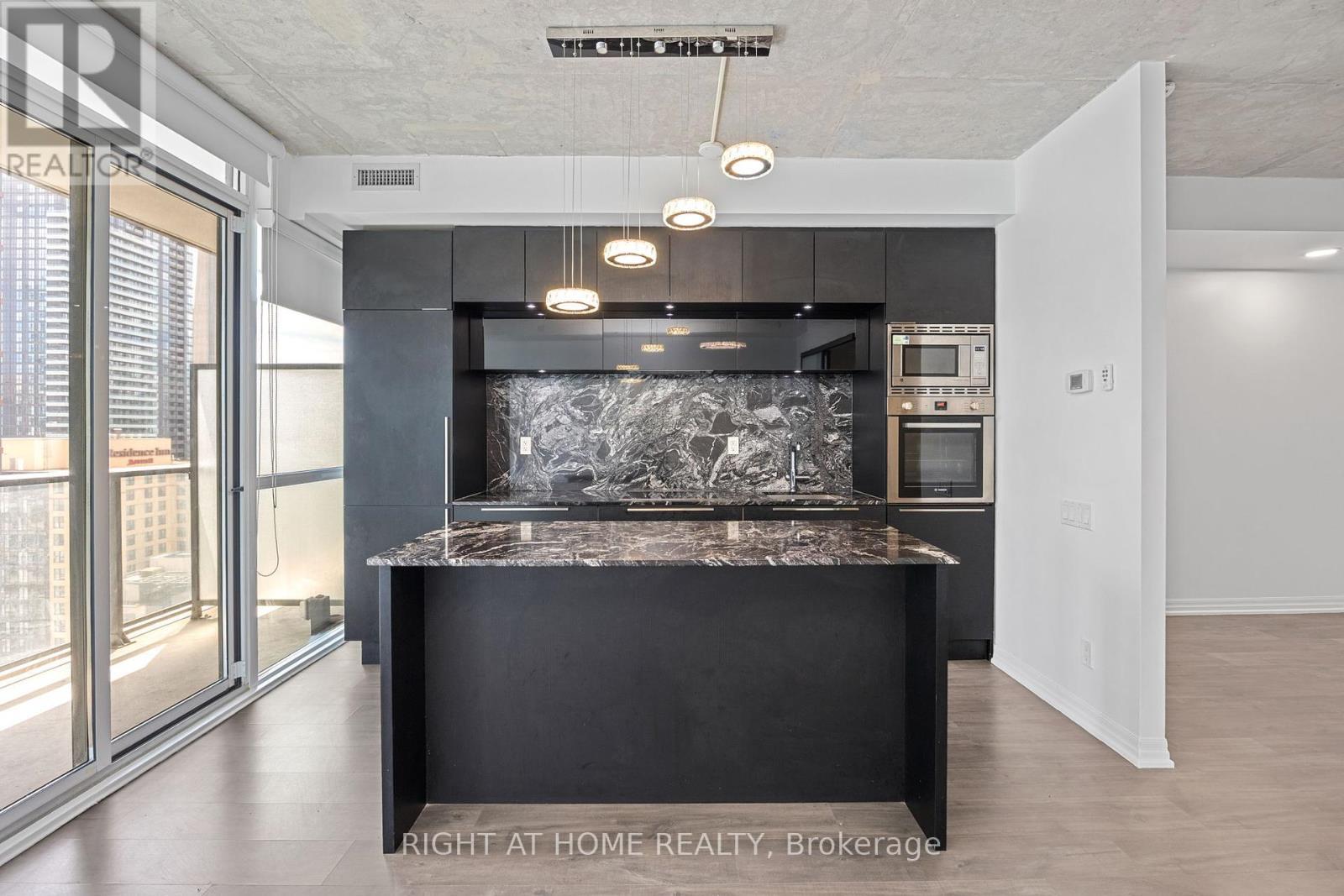 












2103 - 88 BLUE JAYS WAY

,
Toronto (Waterfront Communities),




Ontario
M5V2G3

