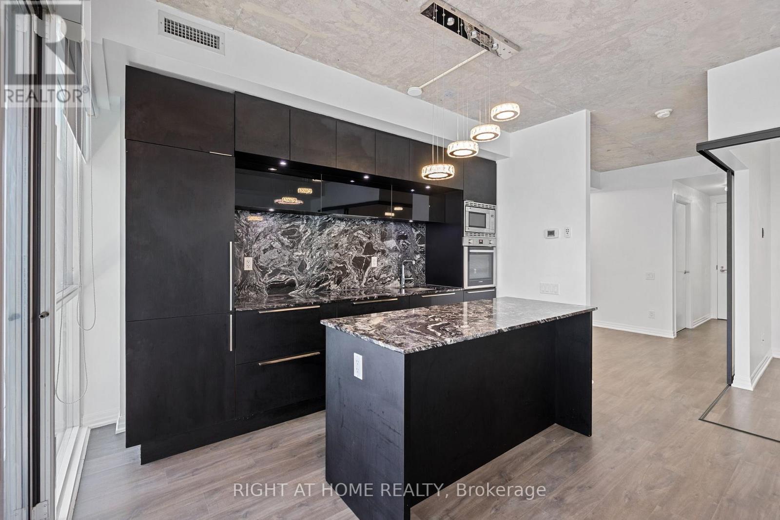 












2103 - 88 BLUE JAYS WAY

,
Toronto (Waterfront Communities),




Ontario
M5V2G3

