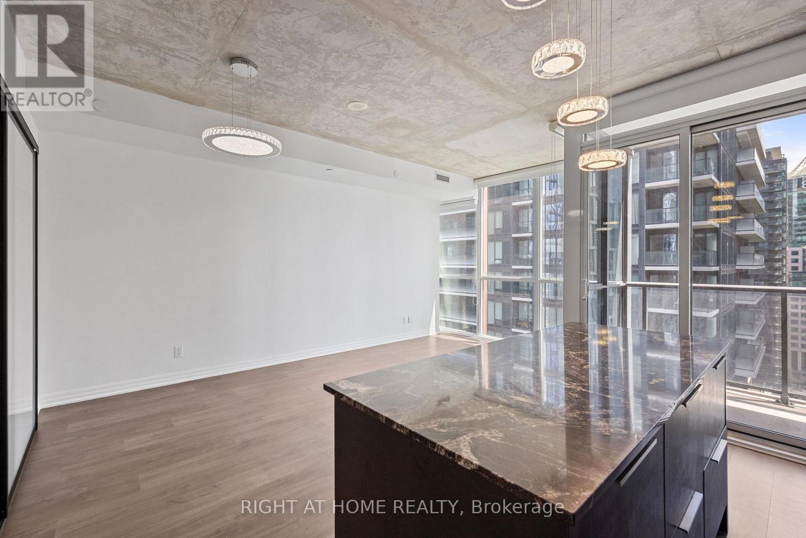 












2103 - 88 BLUE JAYS WAY

,
Toronto (Waterfront Communities),




Ontario
M5V2G3

