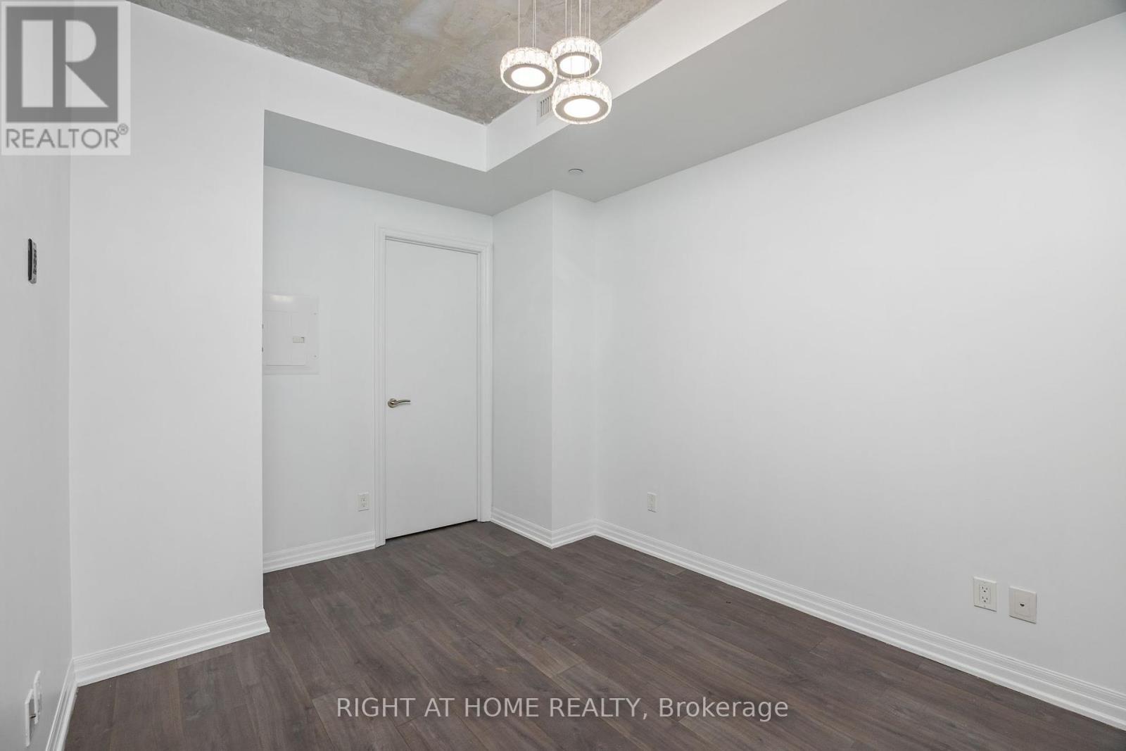 












2103 - 88 BLUE JAYS WAY

,
Toronto (Waterfront Communities),




Ontario
M5V2G3

