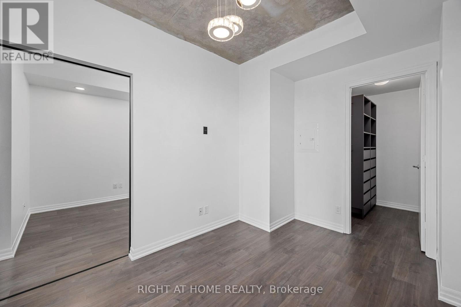 












2103 - 88 BLUE JAYS WAY

,
Toronto (Waterfront Communities),




Ontario
M5V2G3

