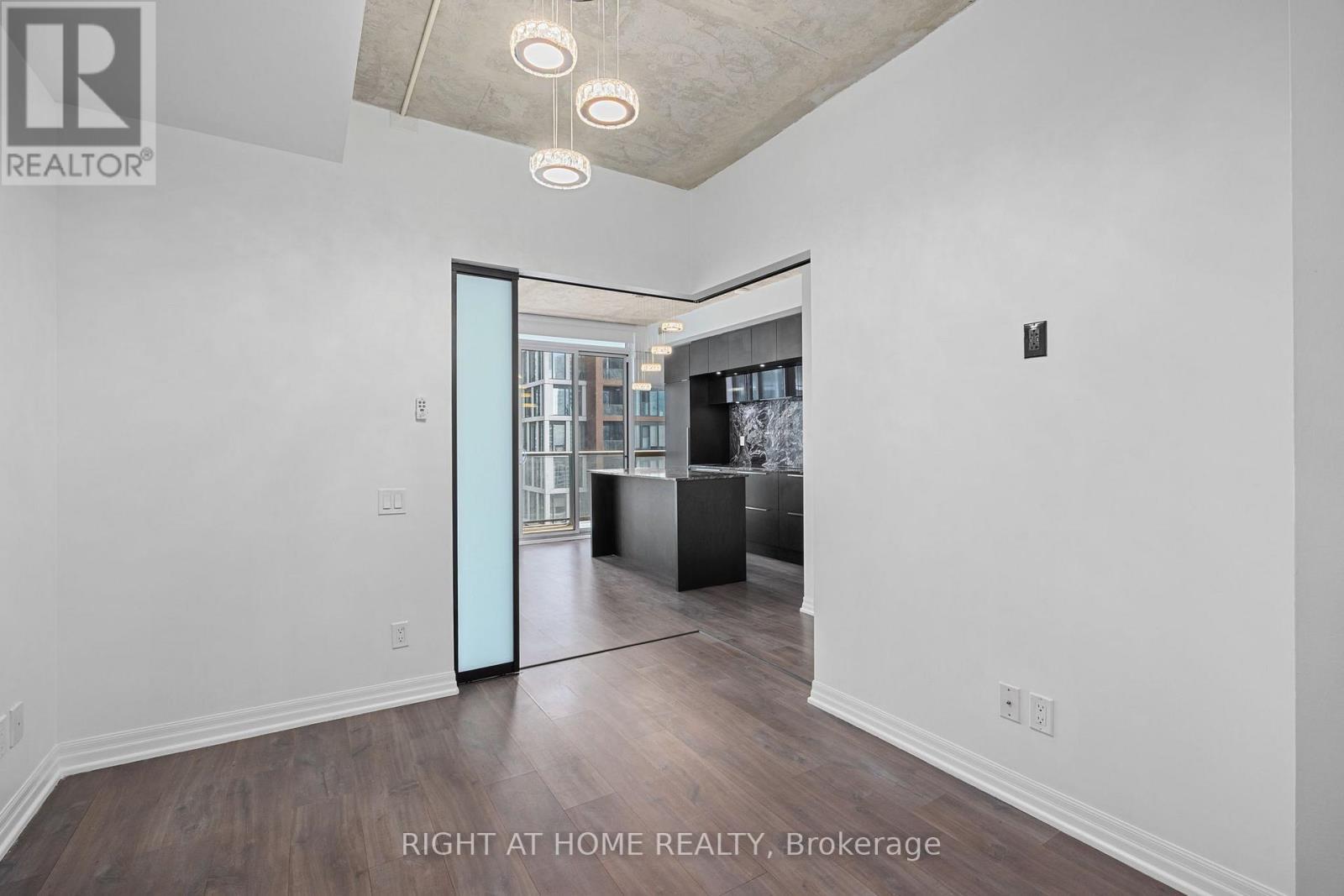 












2103 - 88 BLUE JAYS WAY

,
Toronto (Waterfront Communities),




Ontario
M5V2G3

