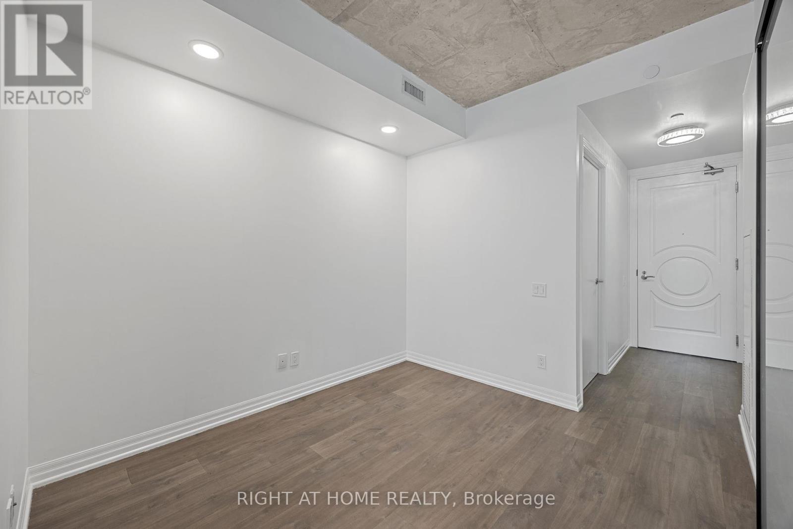 












2103 - 88 BLUE JAYS WAY

,
Toronto (Waterfront Communities),




Ontario
M5V2G3

