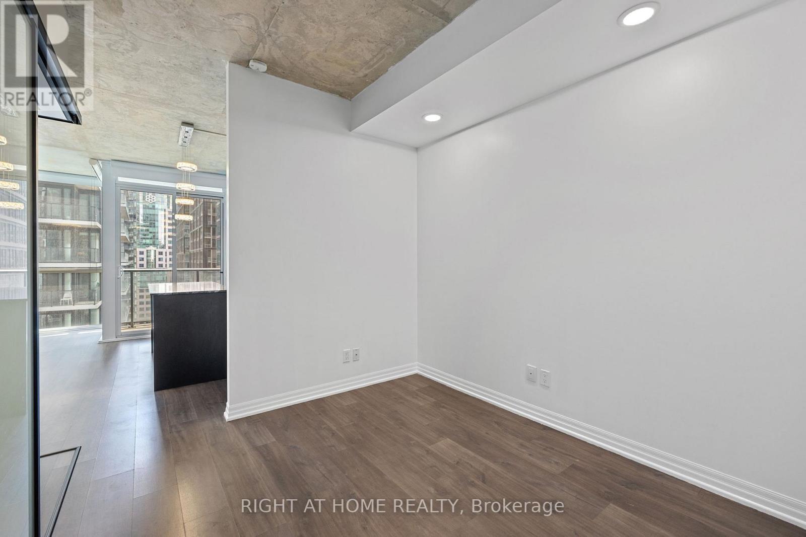 












2103 - 88 BLUE JAYS WAY

,
Toronto (Waterfront Communities),




Ontario
M5V2G3

