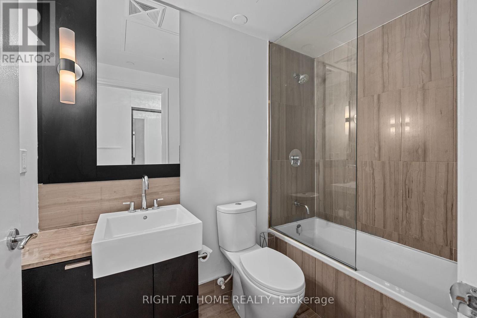 












2103 - 88 BLUE JAYS WAY

,
Toronto (Waterfront Communities),




Ontario
M5V2G3

