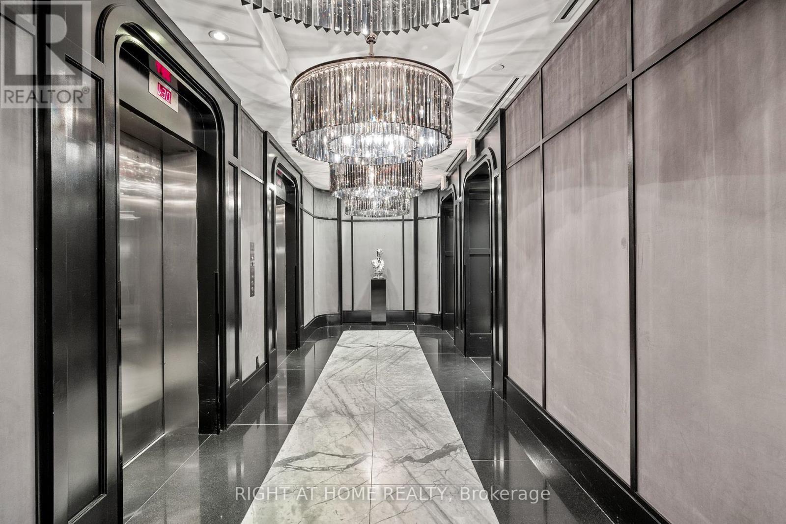 












2103 - 88 BLUE JAYS WAY

,
Toronto (Waterfront Communities),




Ontario
M5V2G3

