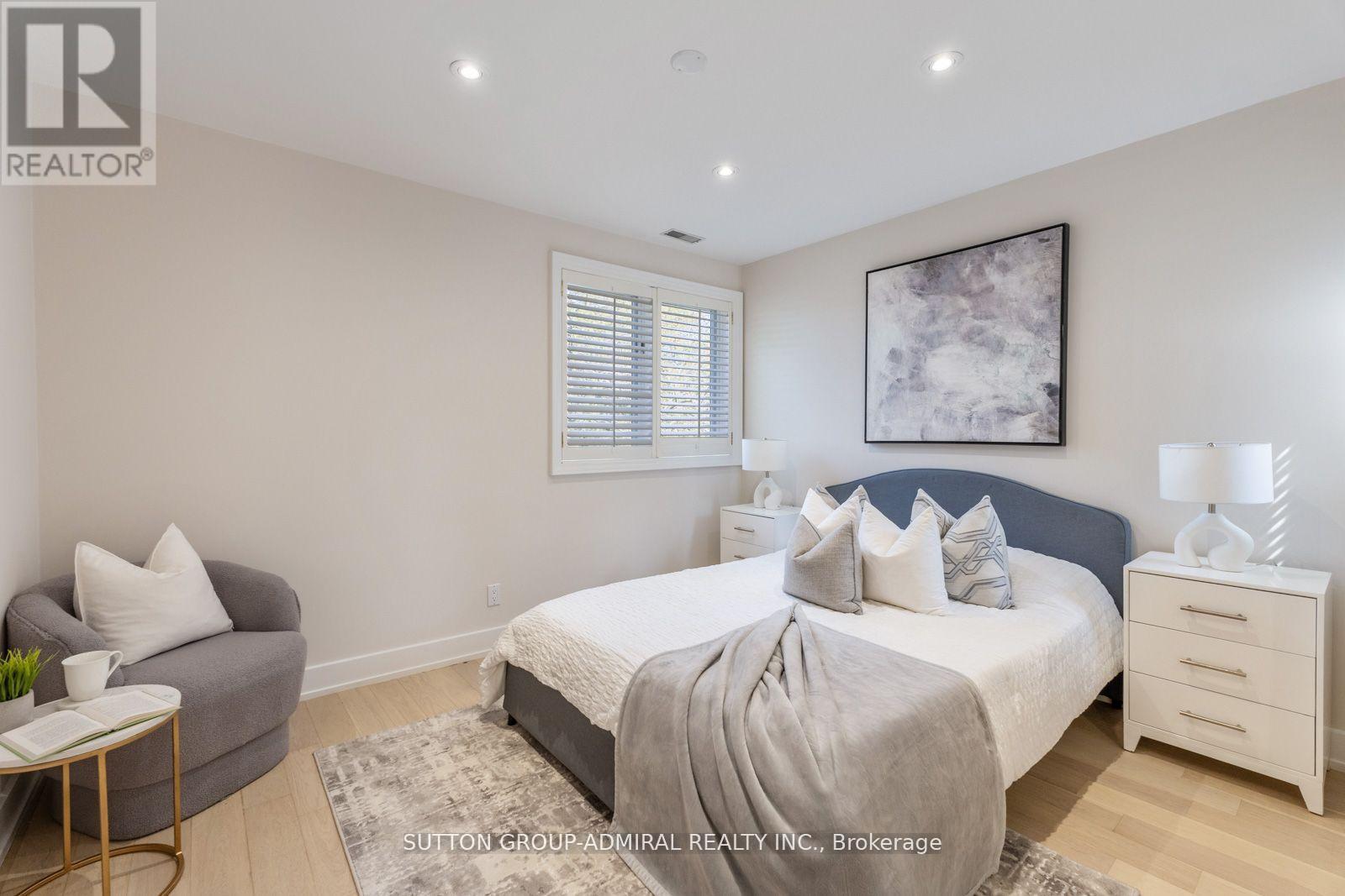 












216 GLENCAIRN AVENUE

,
Toronto (Lawrence Park South),




Ontario
M4R1N2

