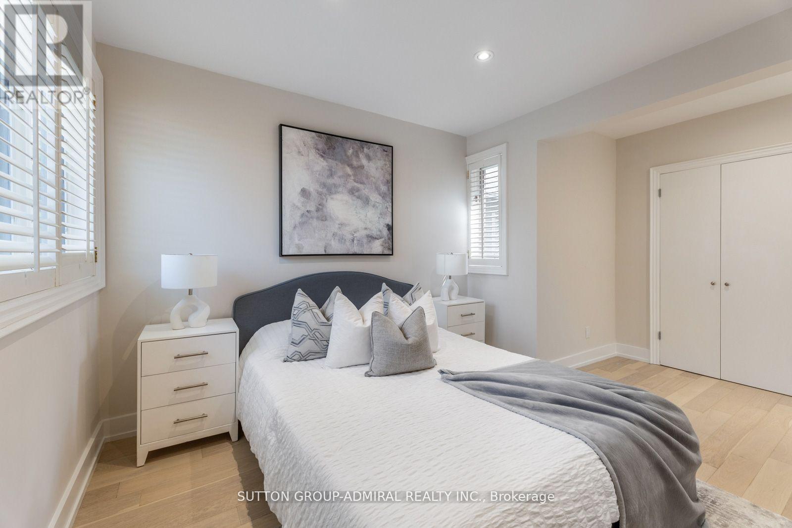 












216 GLENCAIRN AVENUE

,
Toronto (Lawrence Park South),




Ontario
M4R1N2

