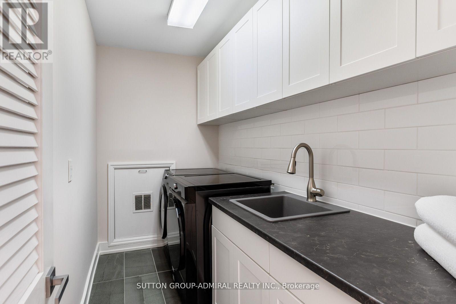 












216 GLENCAIRN AVENUE

,
Toronto (Lawrence Park South),




Ontario
M4R1N2

