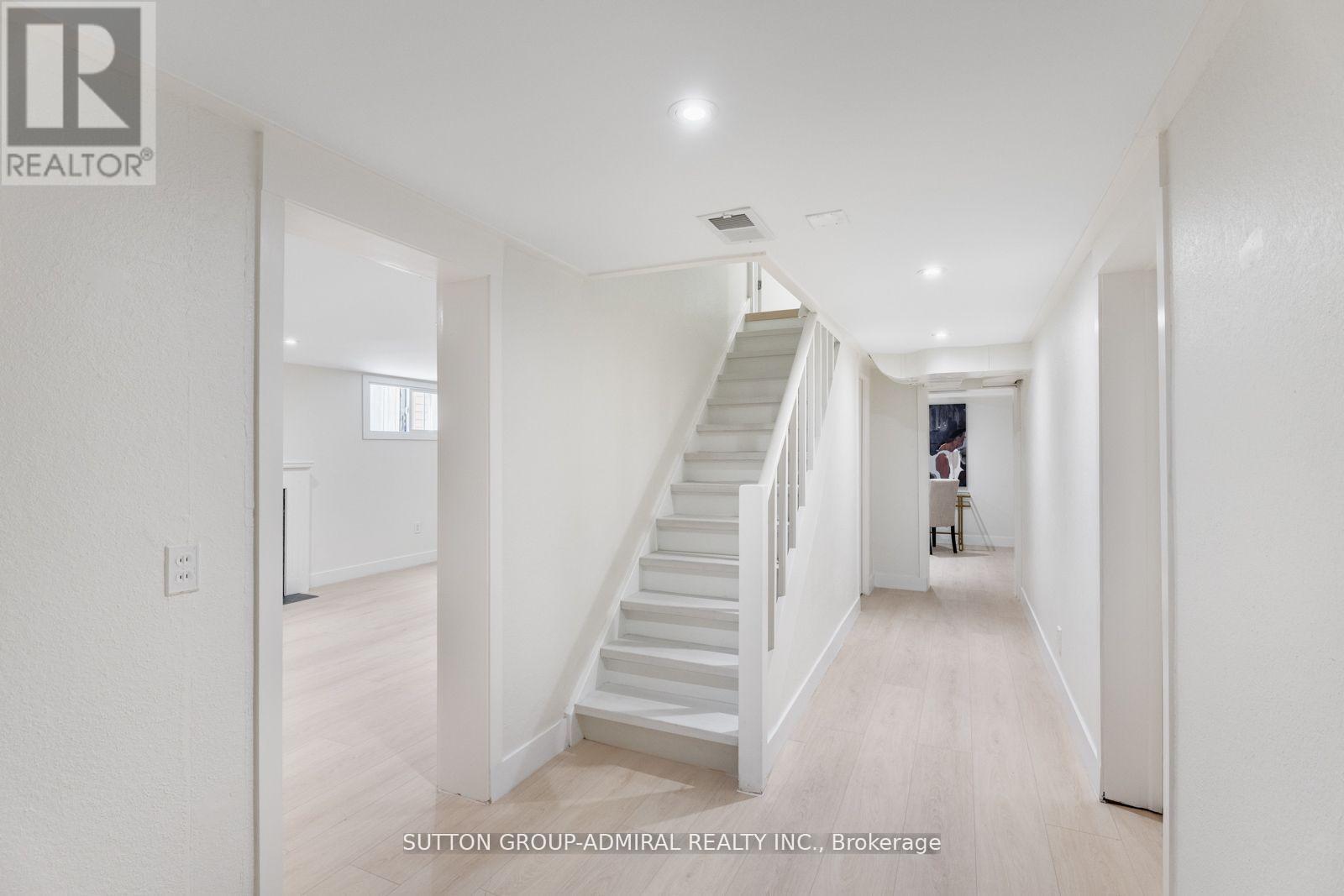 












216 GLENCAIRN AVENUE

,
Toronto (Lawrence Park South),




Ontario
M4R1N2

