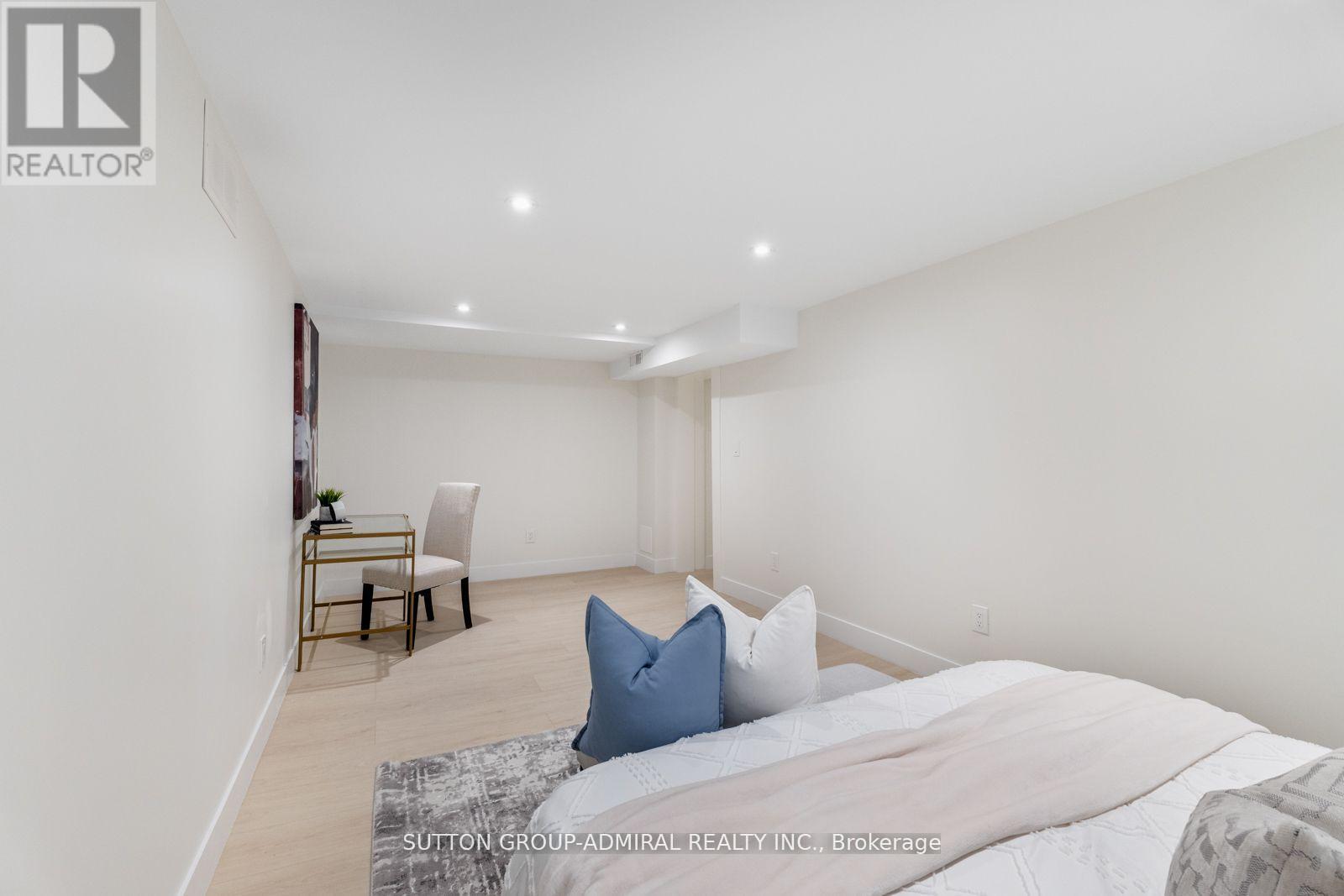 












216 GLENCAIRN AVENUE

,
Toronto (Lawrence Park South),




Ontario
M4R1N2

