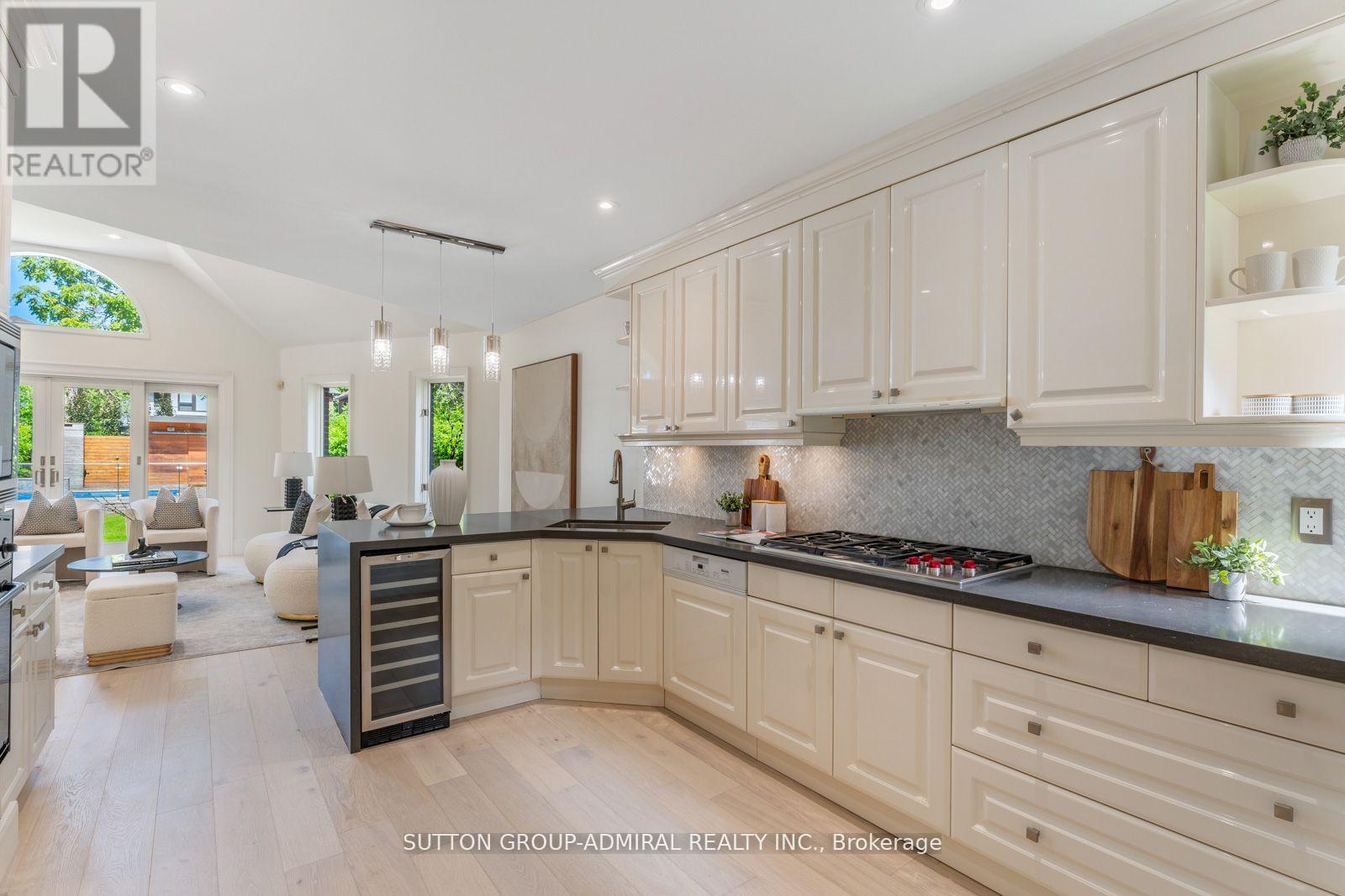 












216 GLENCAIRN AVENUE

,
Toronto (Lawrence Park South),




Ontario
M4R1N2

