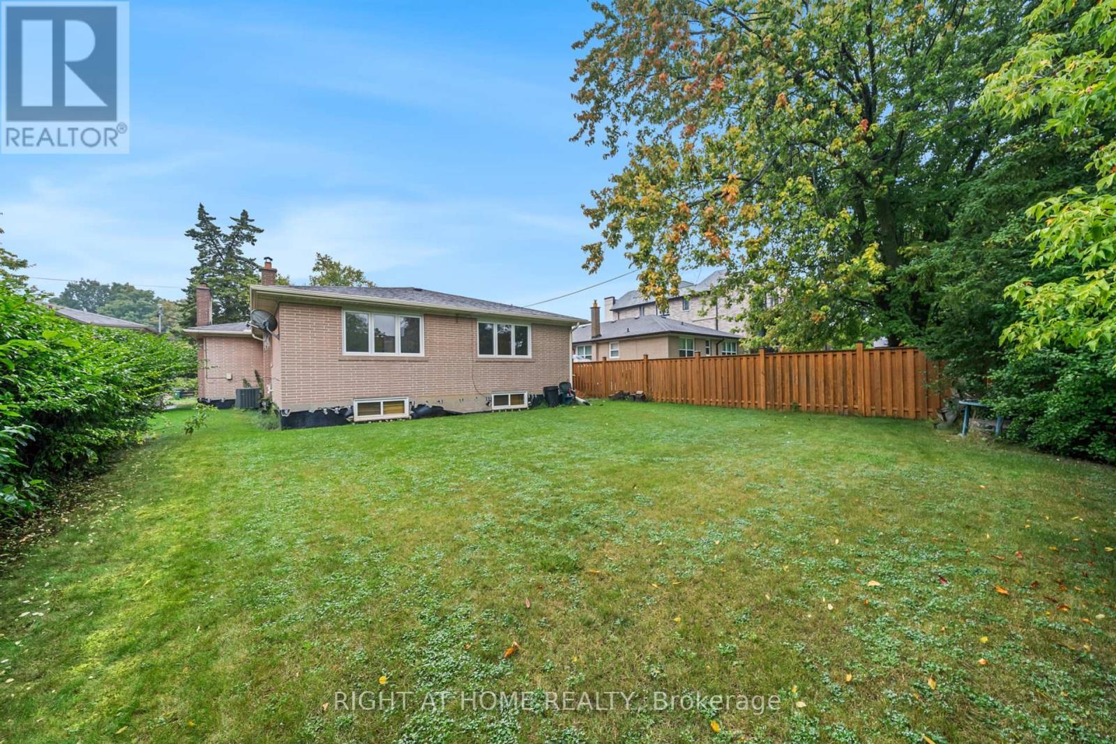 












39 HEATHVIEW AVENUE

,
Toronto (Bayview Village),




Ontario
M2K2C2

