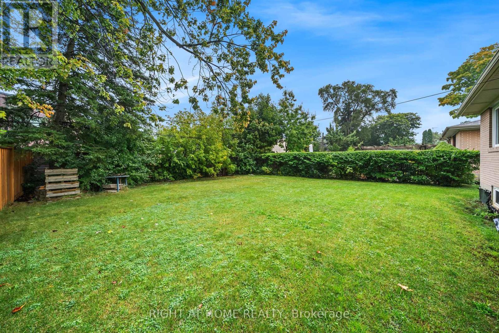 












39 HEATHVIEW AVENUE

,
Toronto (Bayview Village),




Ontario
M2K2C2

