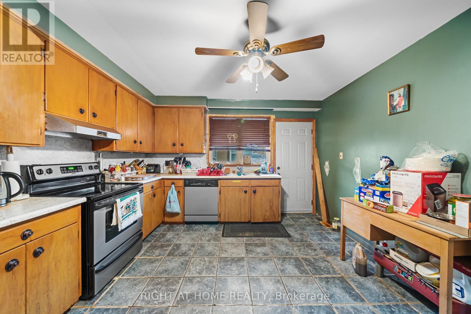 












39 HEATHVIEW AVENUE

,
Toronto (Bayview Village),




Ontario
M2K2C2

