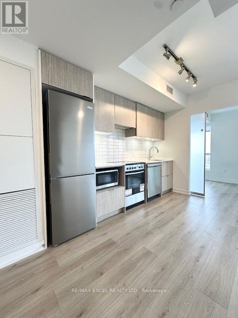 












3905 - 395 BLOOR STREET

,
Toronto (Rosedale-Moore Park),




Ontario
M4W0B4

