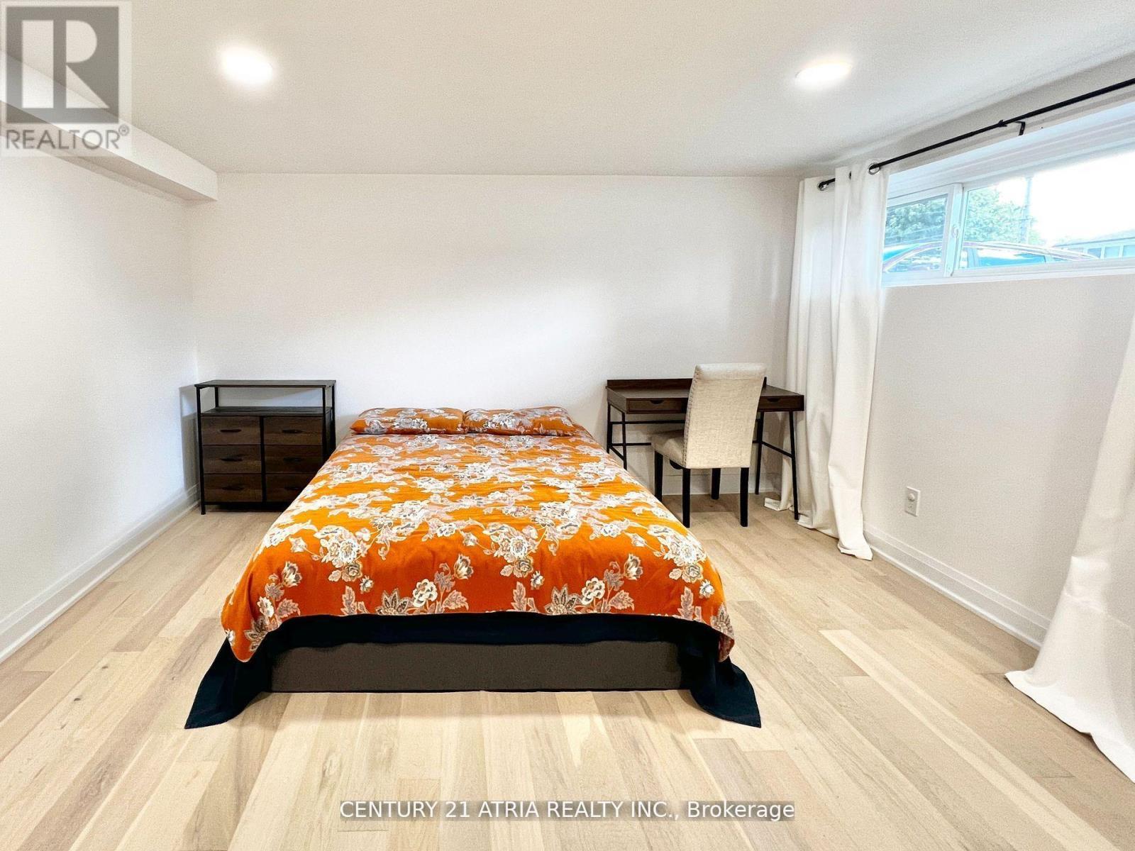 












2 PANNAHILL ROAD

,
Toronto (Bathurst Manor),




Ontario
M3H4N3

