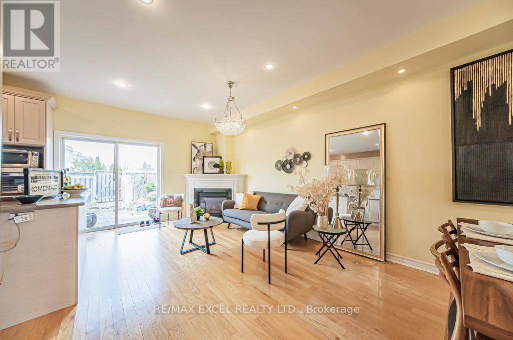












28 BOND AVENUE

,
Toronto (Banbury-Don Mills),




Ontario
M3B3R8

