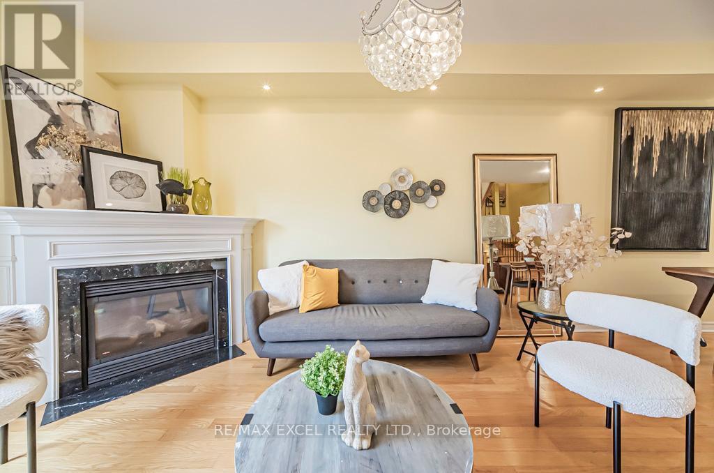 












28 BOND AVENUE

,
Toronto (Banbury-Don Mills),




Ontario
M3B3R8


