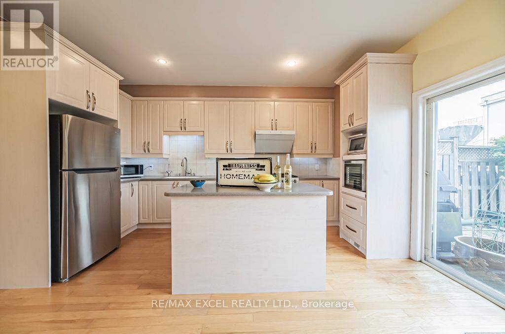












28 BOND AVENUE

,
Toronto (Banbury-Don Mills),




Ontario
M3B3R8

