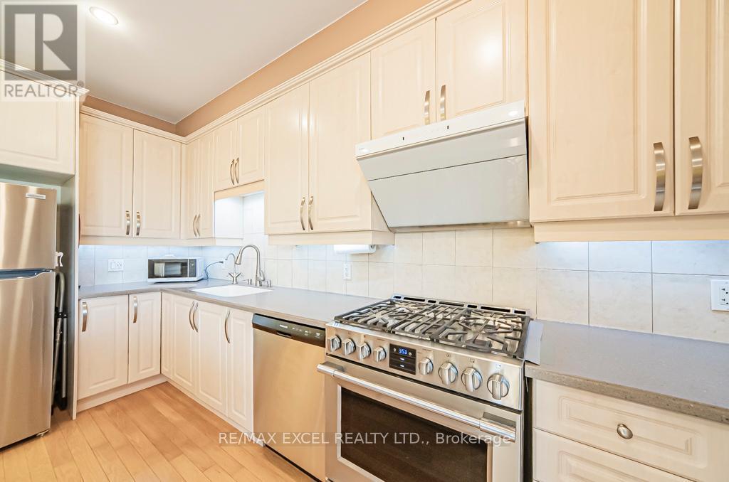 












28 BOND AVENUE

,
Toronto (Banbury-Don Mills),




Ontario
M3B3R8

