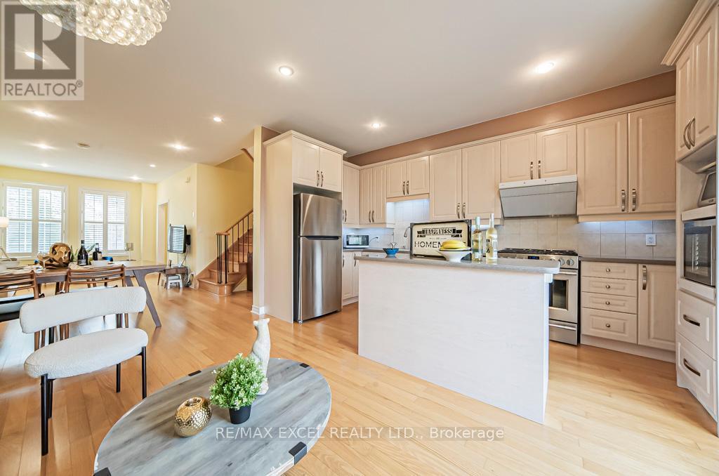 












28 BOND AVENUE

,
Toronto (Banbury-Don Mills),




Ontario
M3B3R8

