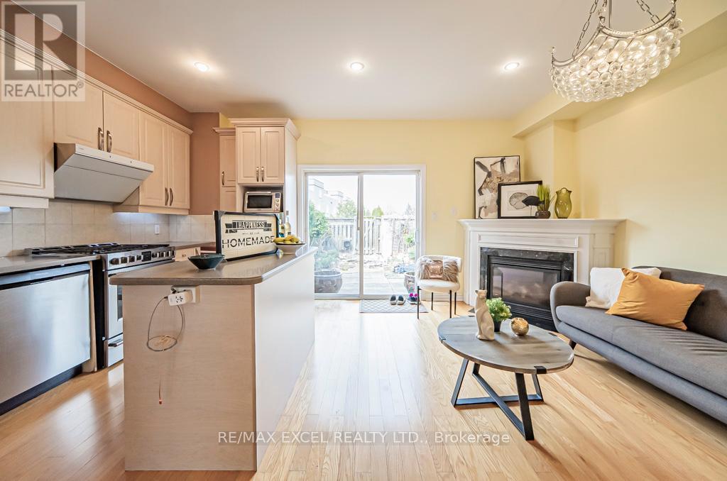 












28 BOND AVENUE

,
Toronto (Banbury-Don Mills),




Ontario
M3B3R8

