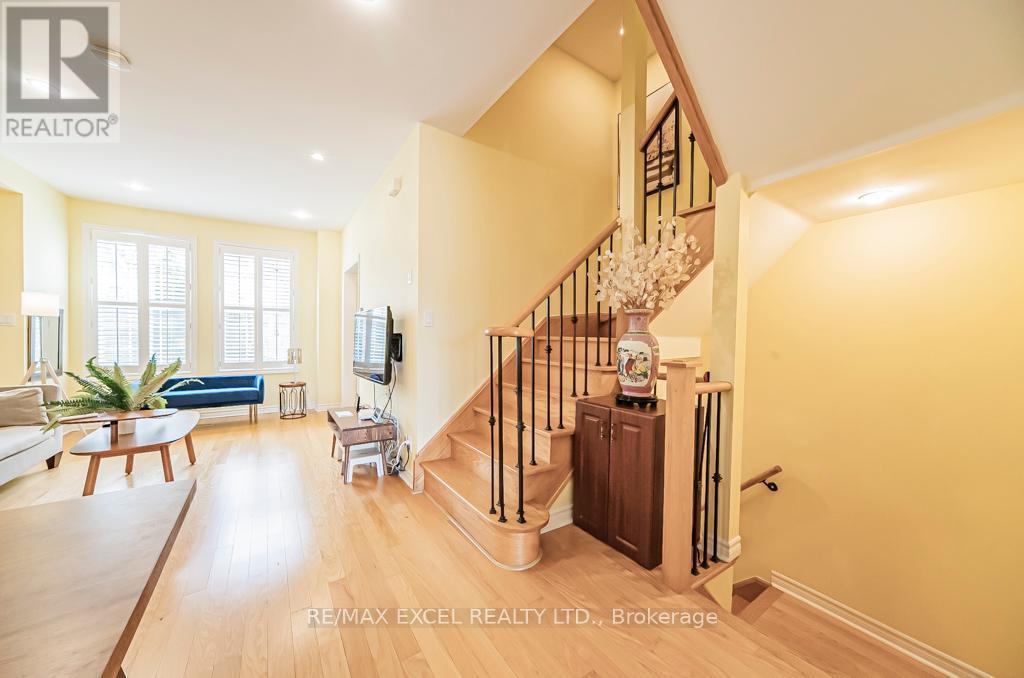 












28 BOND AVENUE

,
Toronto (Banbury-Don Mills),




Ontario
M3B3R8

