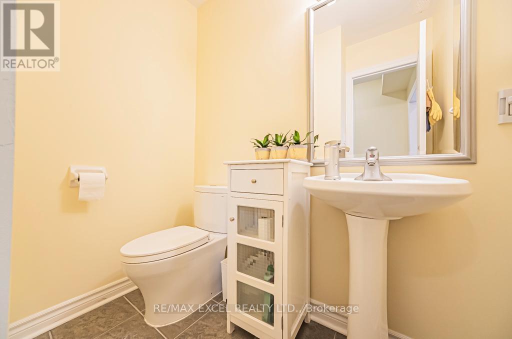 












28 BOND AVENUE

,
Toronto (Banbury-Don Mills),




Ontario
M3B3R8


