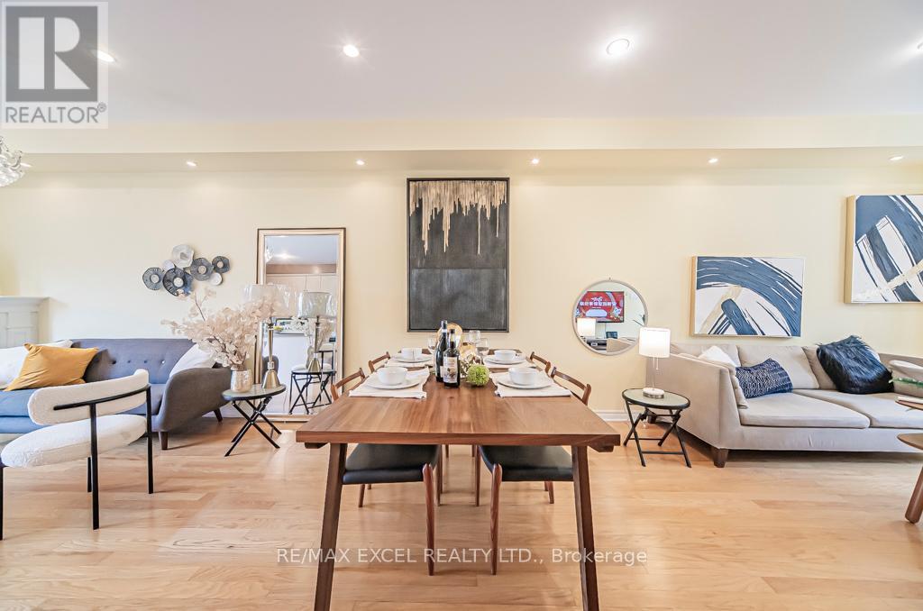 












28 BOND AVENUE

,
Toronto (Banbury-Don Mills),




Ontario
M3B3R8

