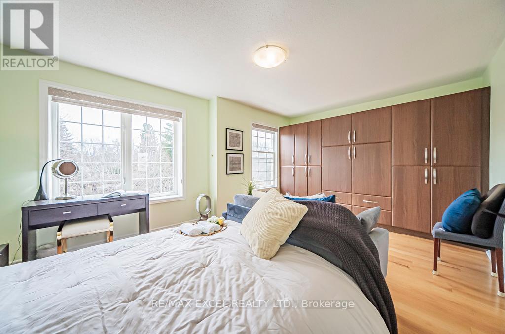 












28 BOND AVENUE

,
Toronto (Banbury-Don Mills),




Ontario
M3B3R8

