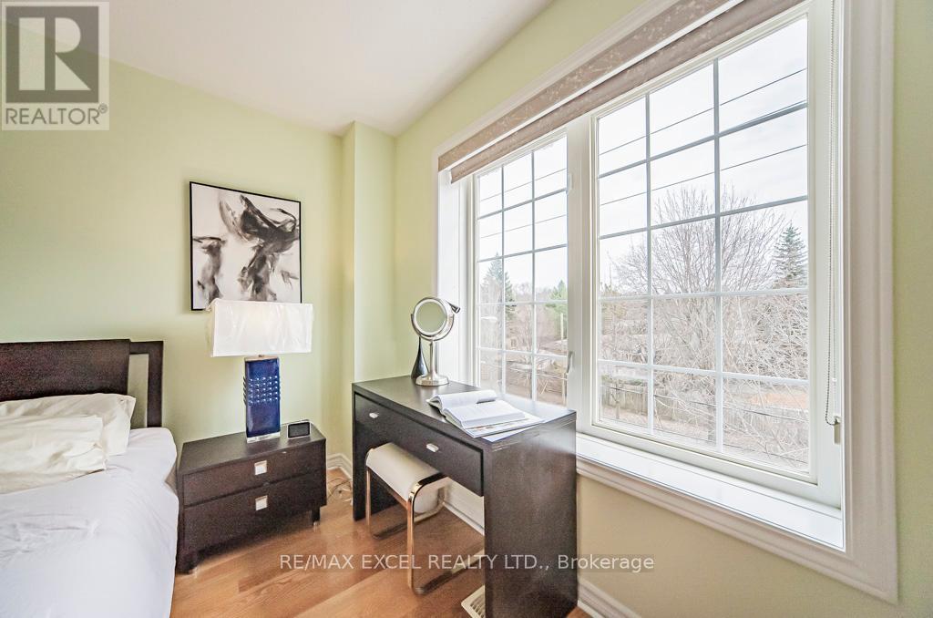 












28 BOND AVENUE

,
Toronto (Banbury-Don Mills),




Ontario
M3B3R8


