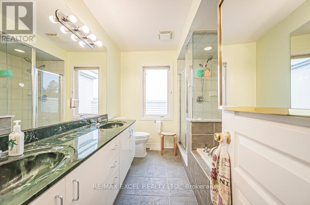 












28 BOND AVENUE

,
Toronto (Banbury-Don Mills),




Ontario
M3B3R8


