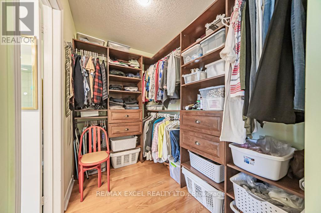 












28 BOND AVENUE

,
Toronto (Banbury-Don Mills),




Ontario
M3B3R8

