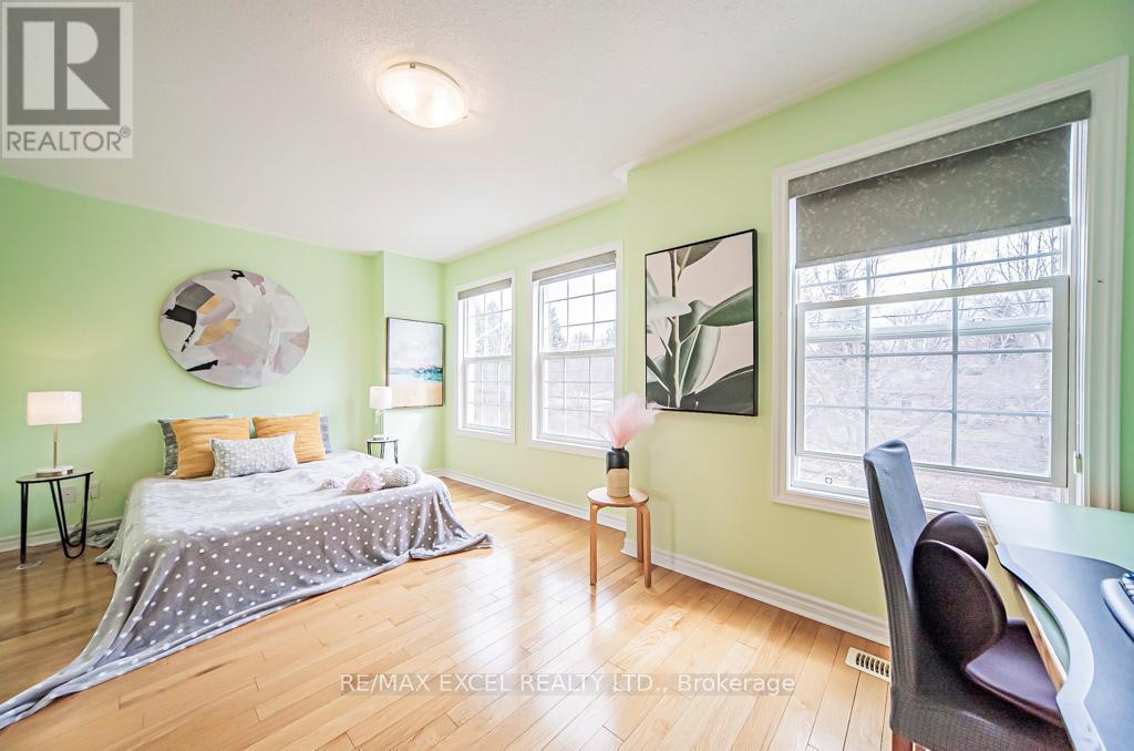 












28 BOND AVENUE

,
Toronto (Banbury-Don Mills),




Ontario
M3B3R8

