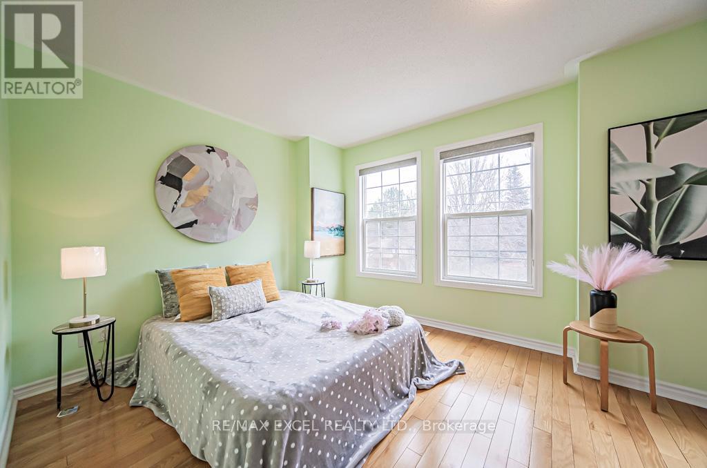 












28 BOND AVENUE

,
Toronto (Banbury-Don Mills),




Ontario
M3B3R8


