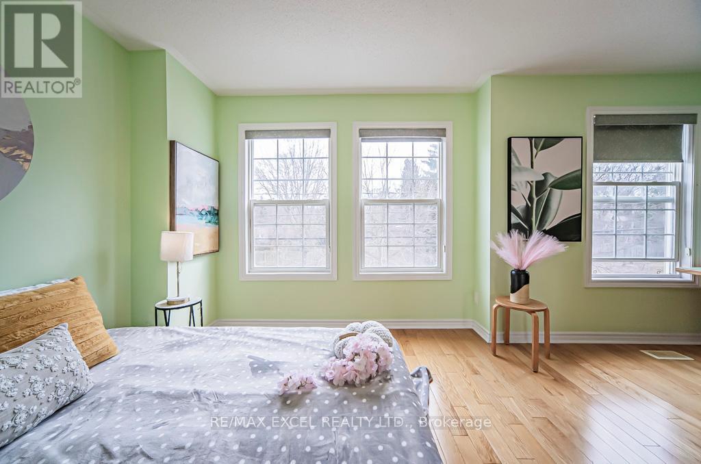 












28 BOND AVENUE

,
Toronto (Banbury-Don Mills),




Ontario
M3B3R8

