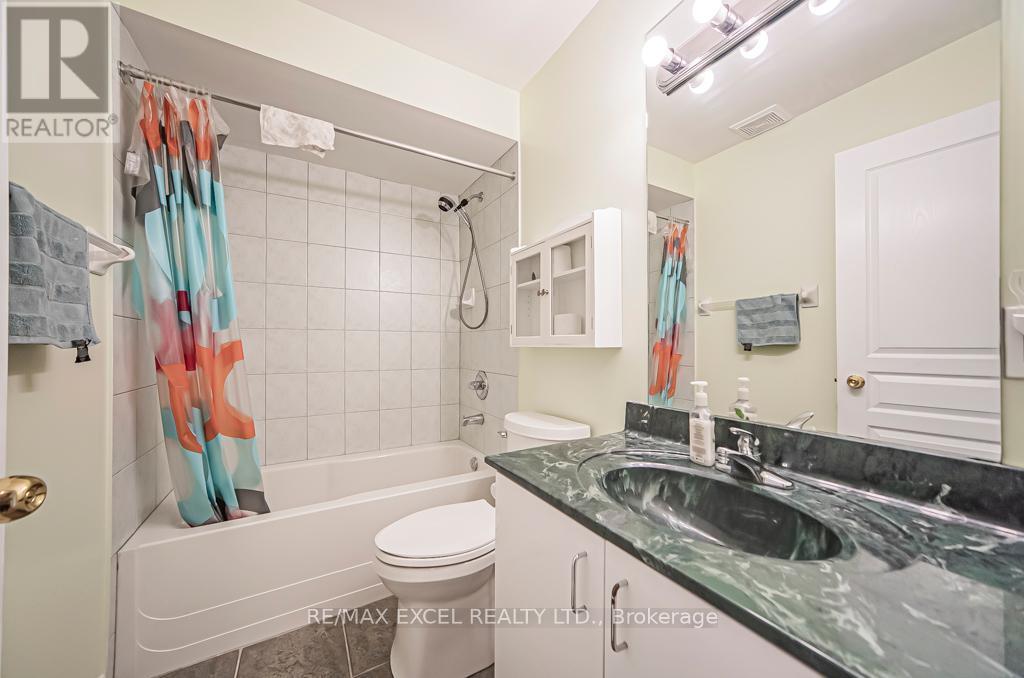












28 BOND AVENUE

,
Toronto (Banbury-Don Mills),




Ontario
M3B3R8

