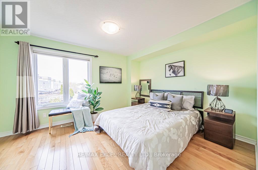 












28 BOND AVENUE

,
Toronto (Banbury-Don Mills),




Ontario
M3B3R8

