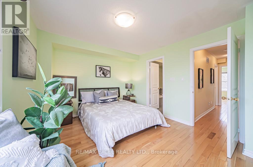 












28 BOND AVENUE

,
Toronto (Banbury-Don Mills),




Ontario
M3B3R8

