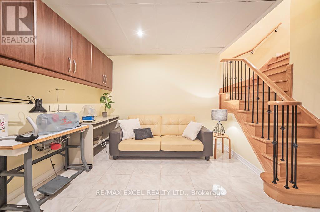 












28 BOND AVENUE

,
Toronto (Banbury-Don Mills),




Ontario
M3B3R8

